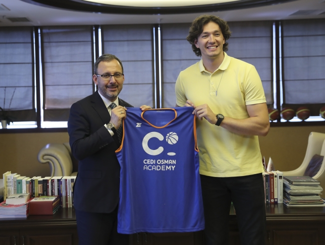 Bakan Kasapoğlu Cedi Osman'ı Ankara'da ağırladı